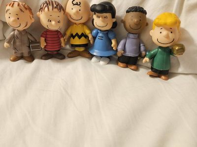 Peanuts Gang Figure Set - Charlie Brown, Lucy, Linus, Franklin, Peppermint Patty, Snoopy (6-Piece)