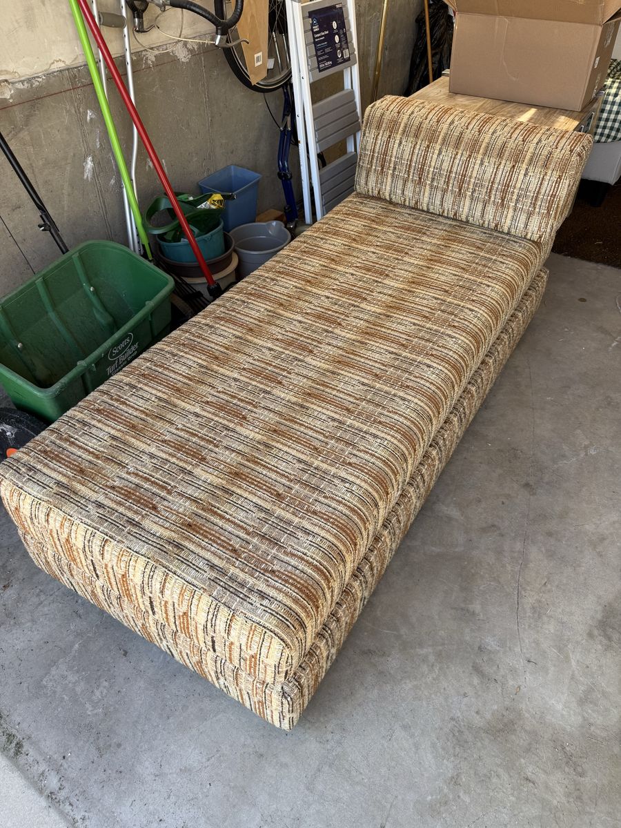 Chaise lounge chair