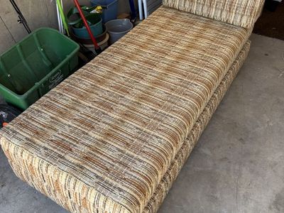 Chaise lounge chair