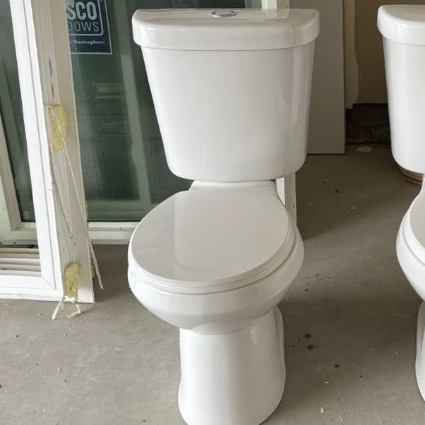 NEARLY NEW Glacier Bay Toilet