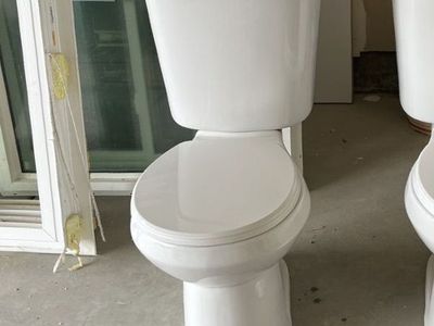 NEARLY NEW Glacier Bay Toilet