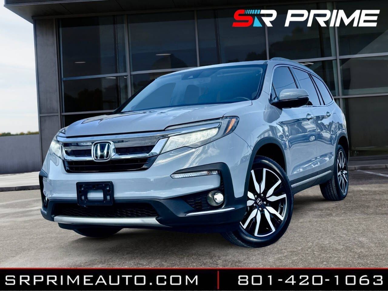 2022 Honda Pilot Touring w/Rear Captain's Chairs