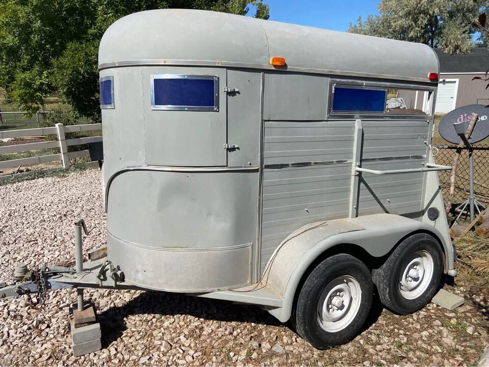 2 horse livestock trailer for rent