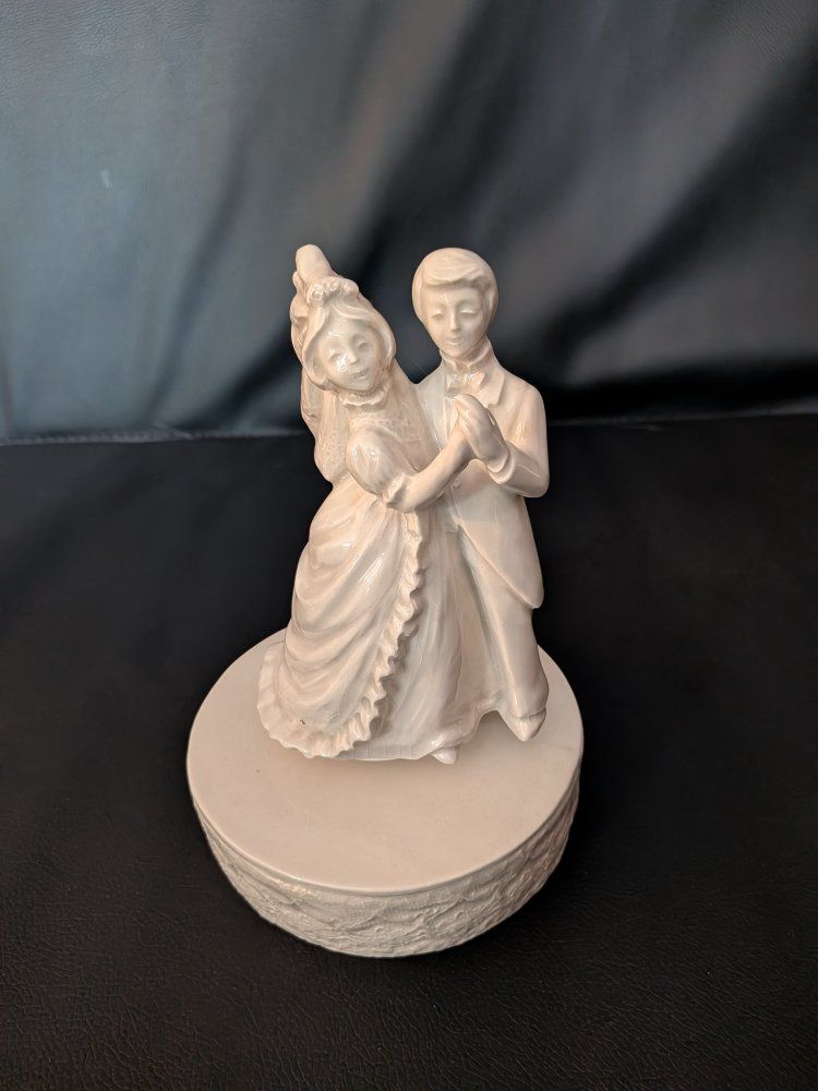 Vintage Ceramic Dancing Bride and Groom Musical Figurine Sankyo Movement