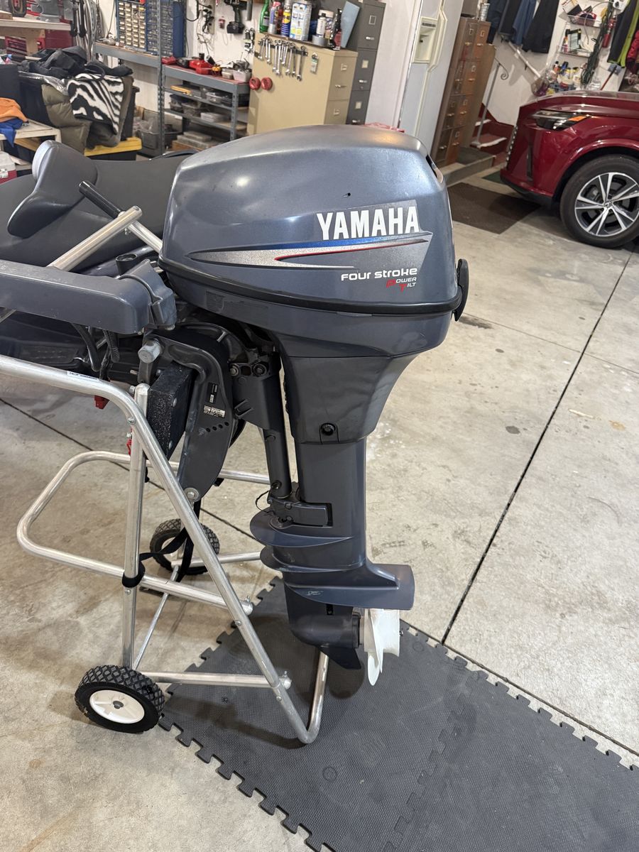 2002 Yamaha 8 HP Four Stroke Outboard Motor - Runs Great, long shaft, power tilt and electric start.