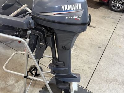 2002 Yamaha 8 HP Four Stroke Outboard Motor - Runs Great, long shaft, power tilt and electric start.