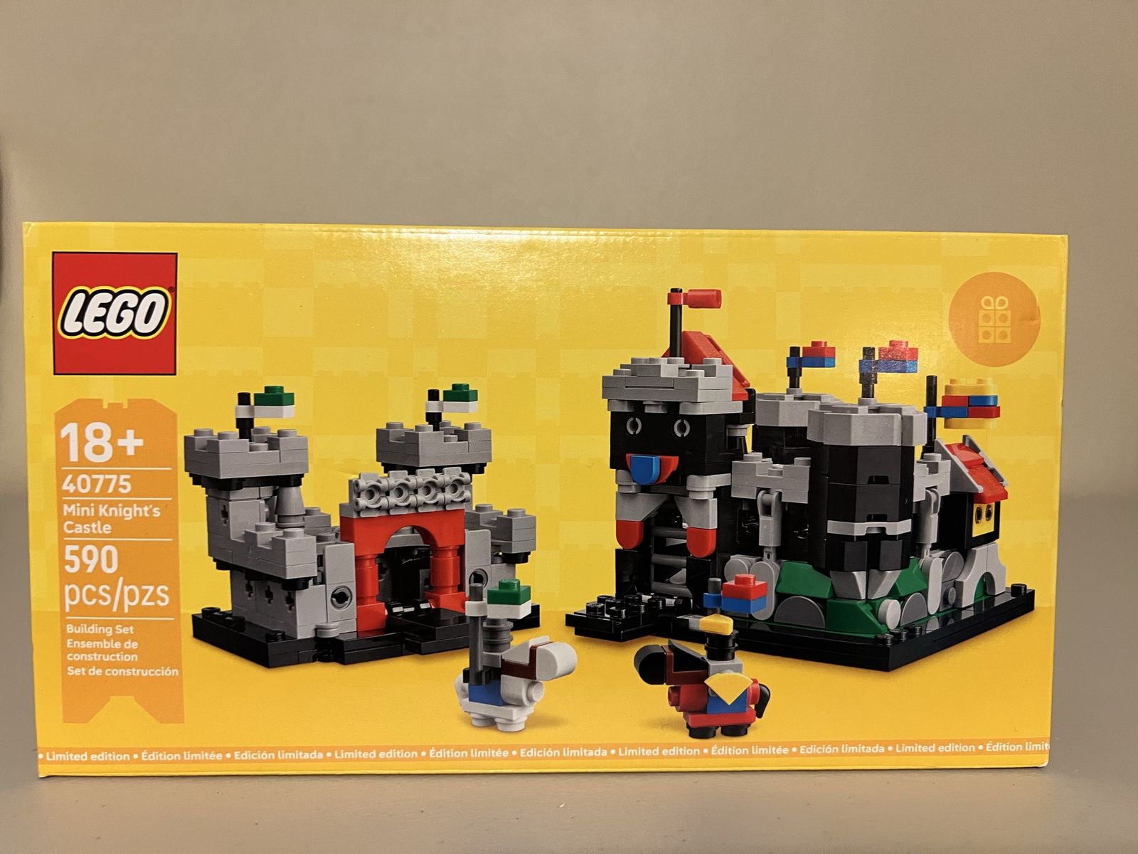 LEGO 40775 Mini Knight's Castle Building Set 590 pieces