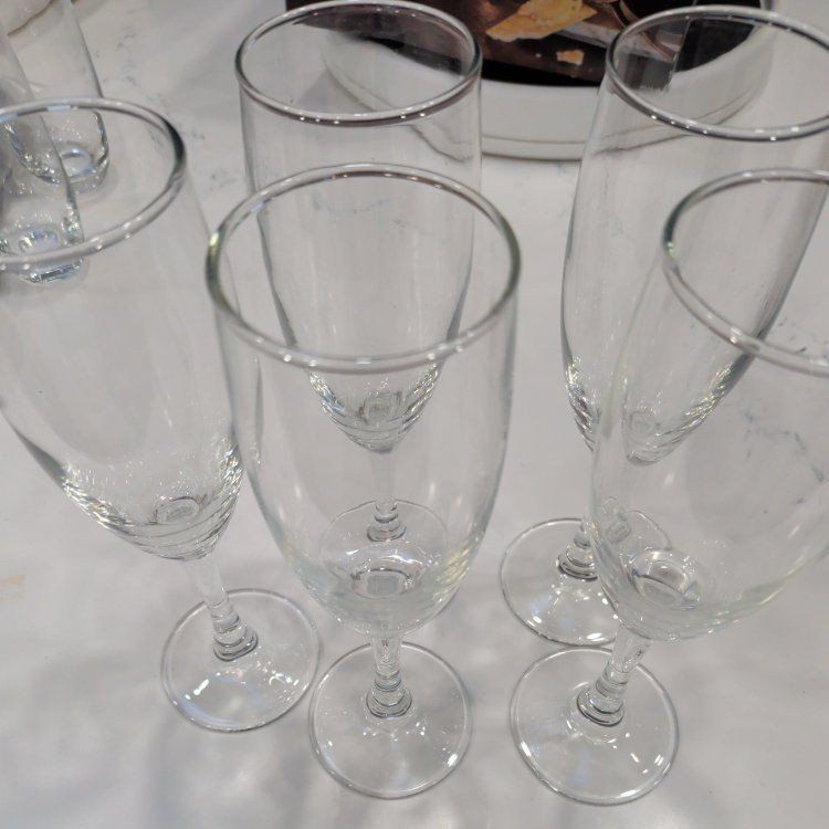 Set of 5 Clear Glass Champagne Flutes - Elegant Toasting Glasses, Used Excellent