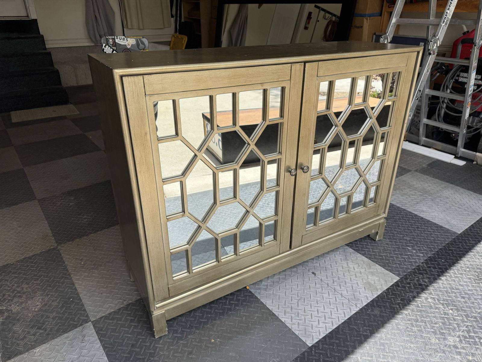 Mirrored cabinet