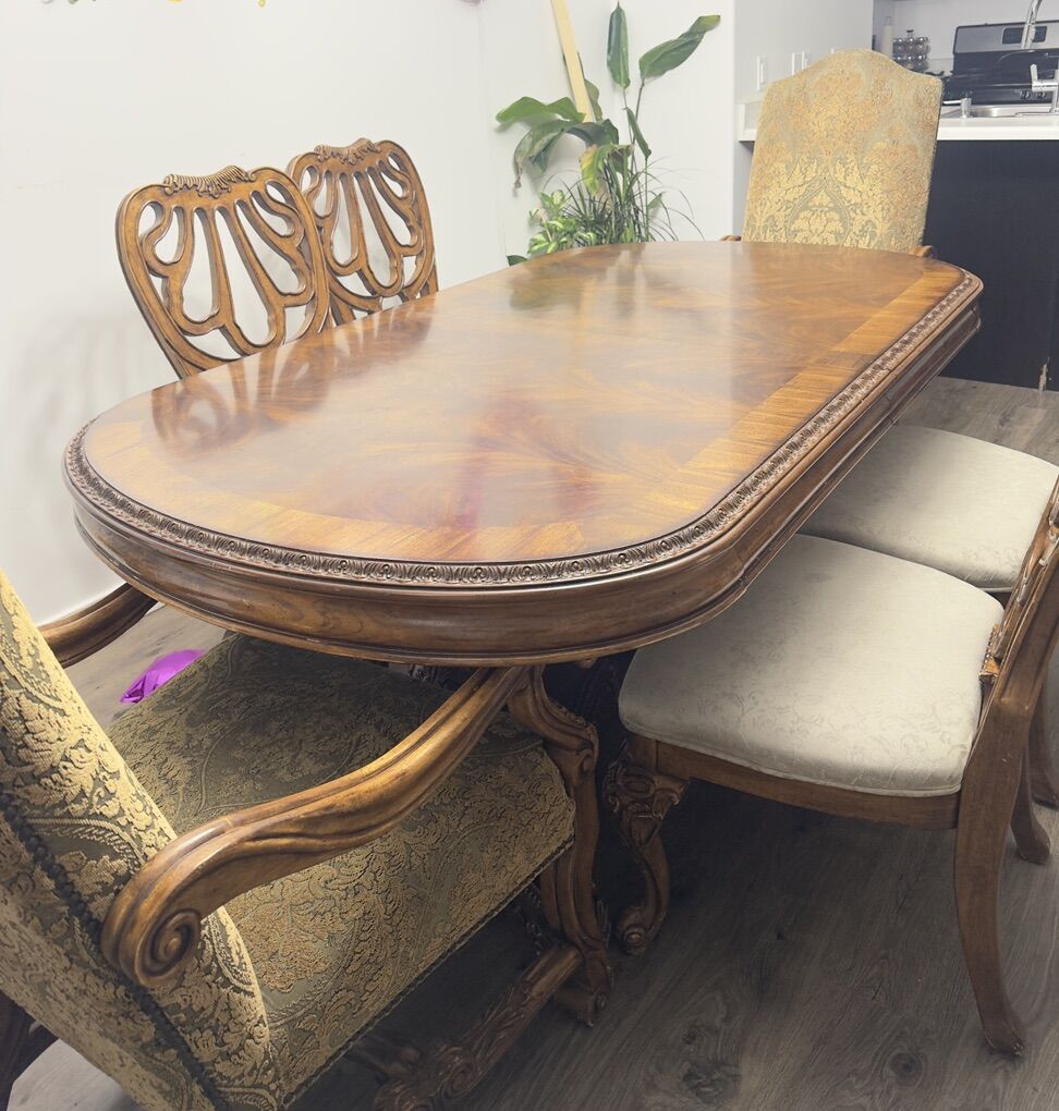 Beautiful Dining Table w/Chairs