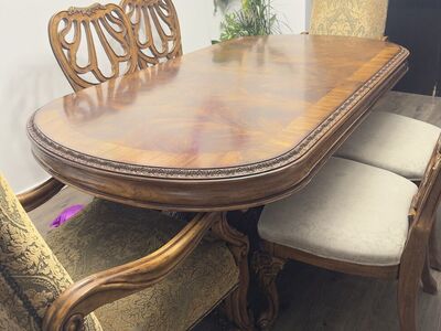 Beautiful Dining Table w/Chairs