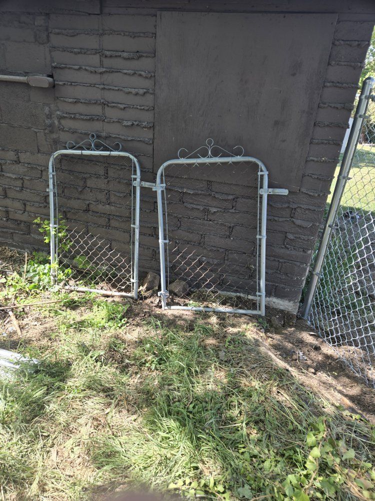 2-4' used chainlink gates that fit a 36" opening.