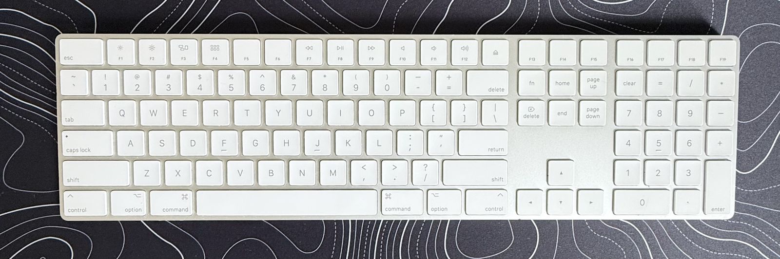 Apple Magic Keyboard with Numeric Keypad – White – Bluetooth – Lightning Rechargeable