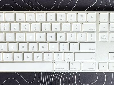 Apple Magic Keyboard with Numeric Keypad – White – Bluetooth – Lightning Rechargeable