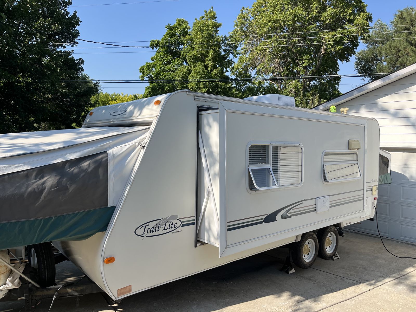 2003 22’ Trail Lite camp trailer