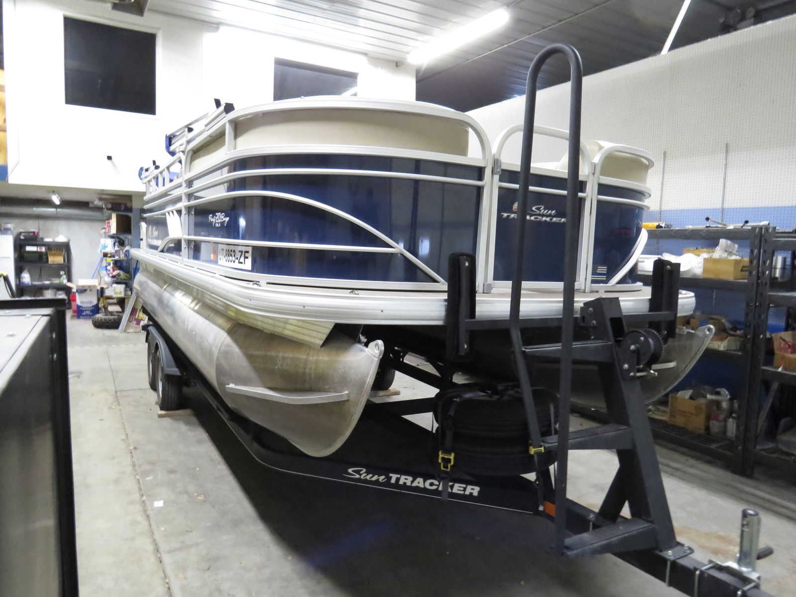 2020 Sun Tracker, Party Barge 20DLX Pontoon