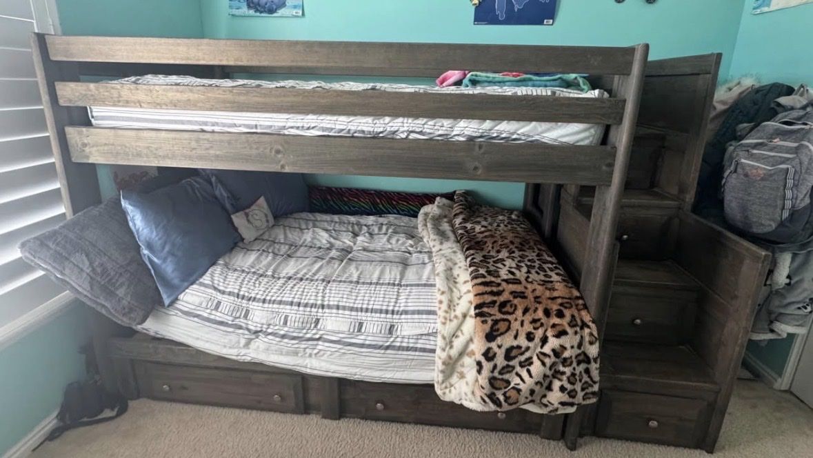 Bunk bed w/drawers and steps