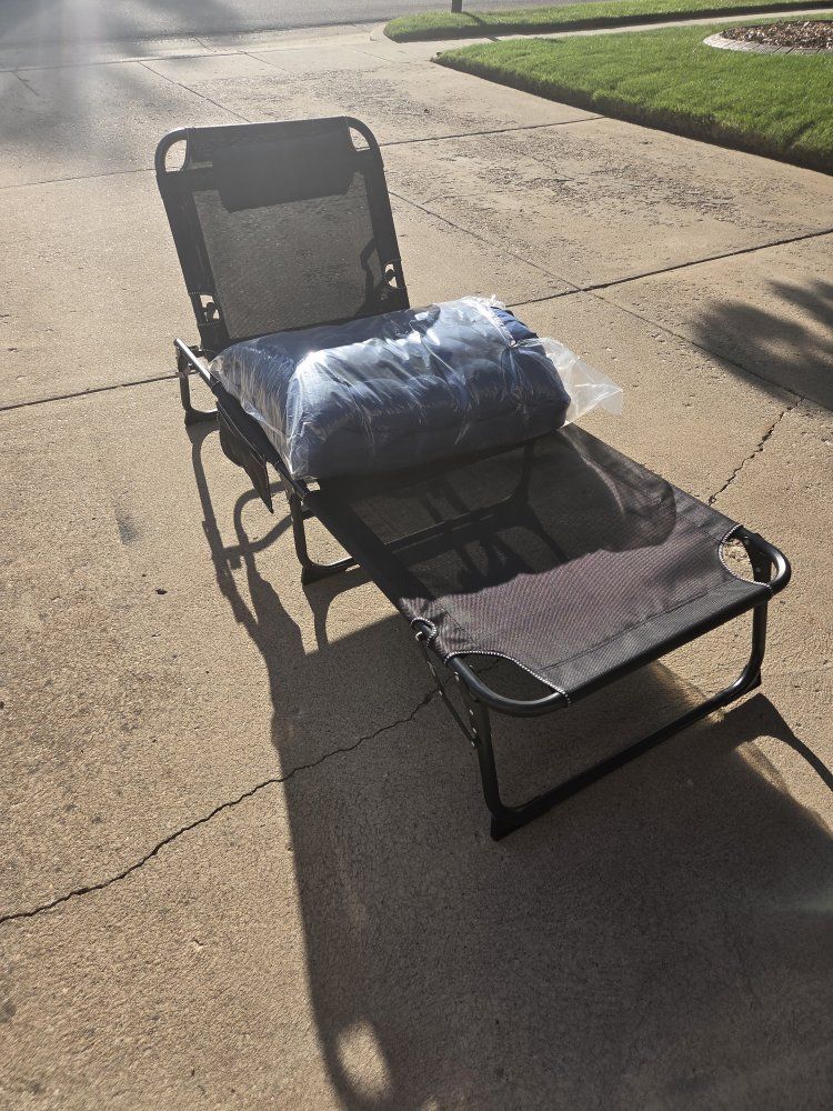 Folding Lounge Chair with Removable Pad