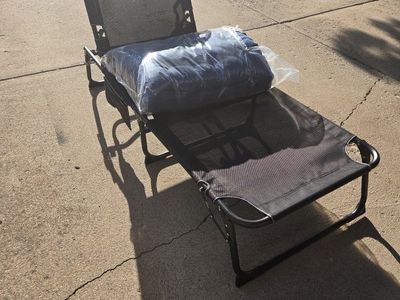 Folding Lounge Chair with Removable Pad