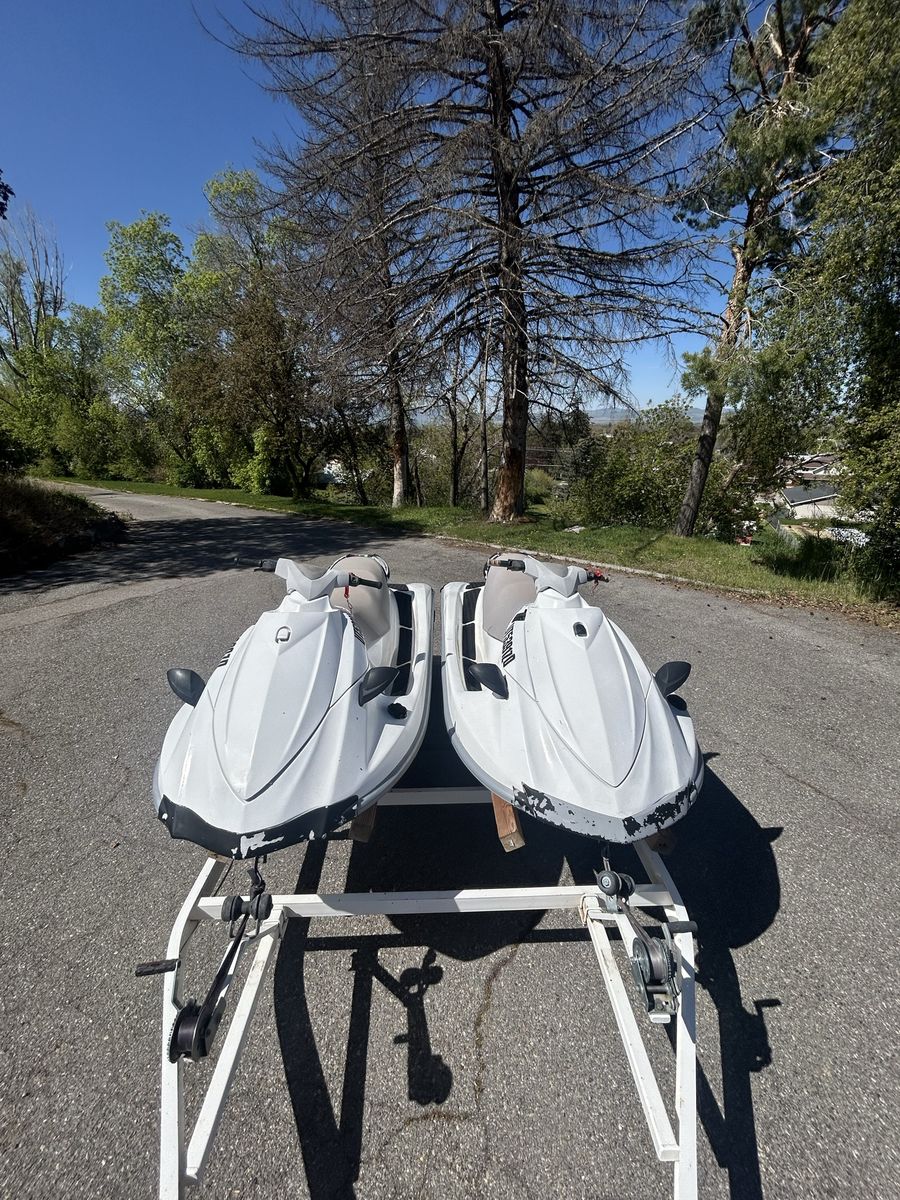 2 Yamaha VX 1100 Deluxe Waverunners + Double Trail