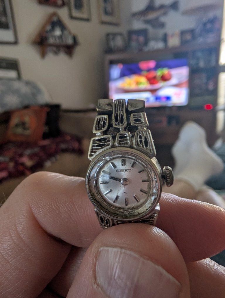 Vintage Women's Seiko Silver-Tone Textured Bracelet Watch Wind Up watch