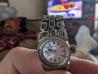Vintage Women's Seiko Silver-Tone Textured Bracelet Watch Wind Up watch