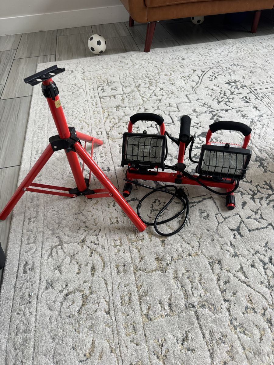 New Commercial Electric PC500 Portable Twin Head 500W Halogen Work Light with Tripod & Hard shell Case