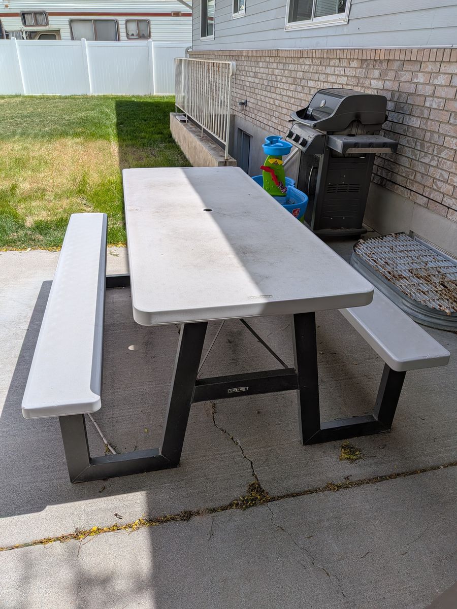 Picnic table
