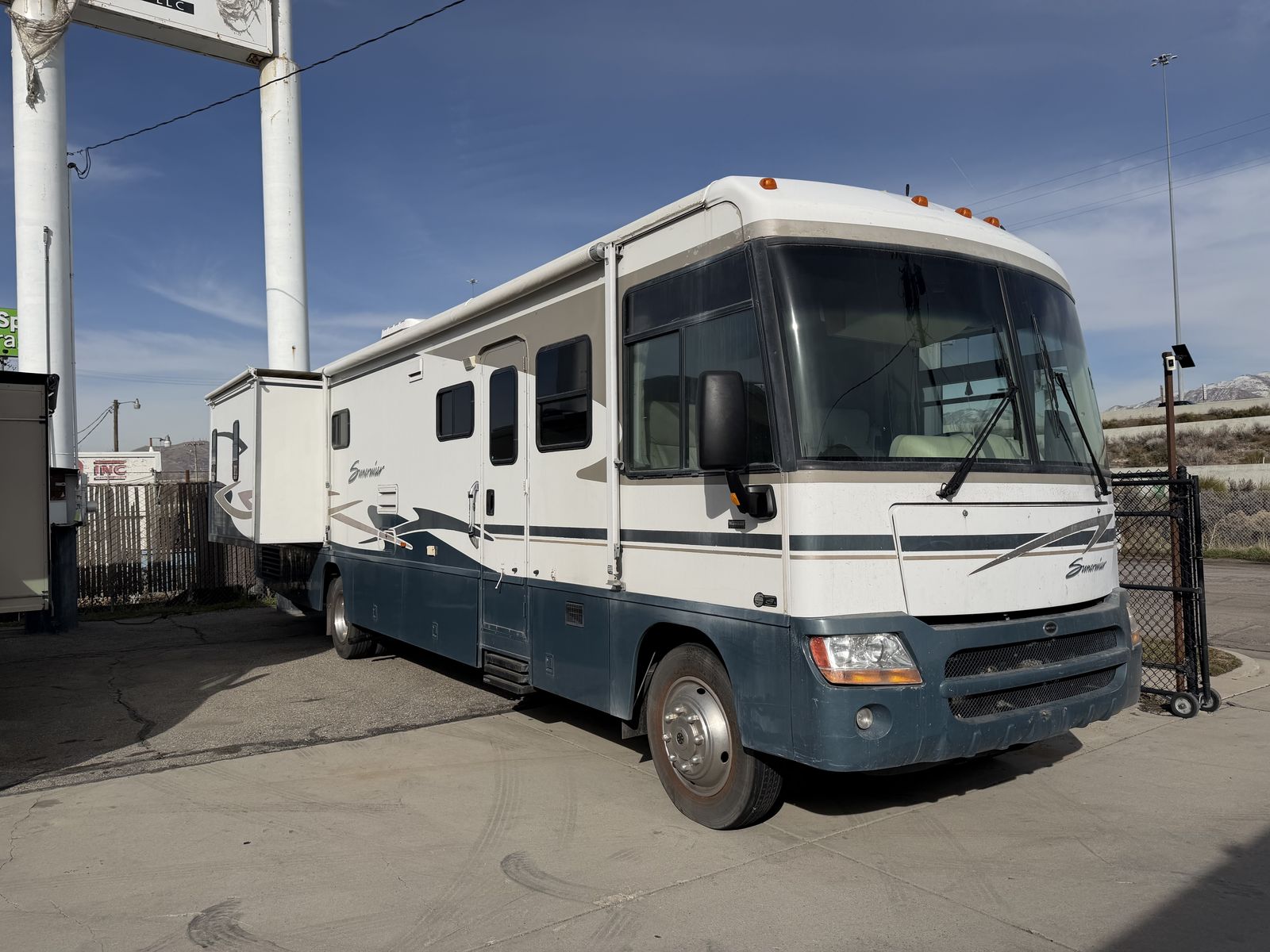 Huge Solar, Washer/Dryer, Workhorse, 2004 Winnebago Itasca Suncruiser 38G like: Sunrise, Sunova, vista, adventurer