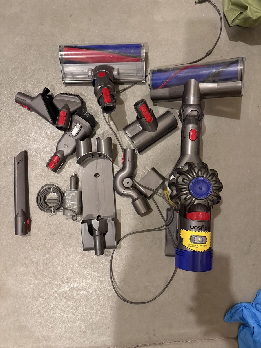 Dyson V8 Cordless Vacuum (Multiple Attachments) – Needs Battery Replacement