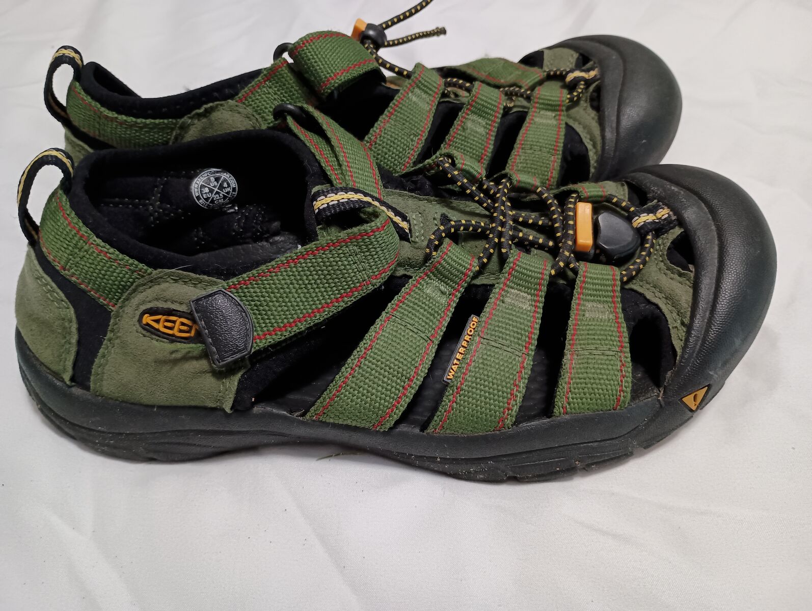 Boys size 5 keen sandals