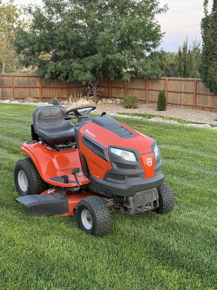 2018 Husqvarna YTH18542 Riding Lawnmower