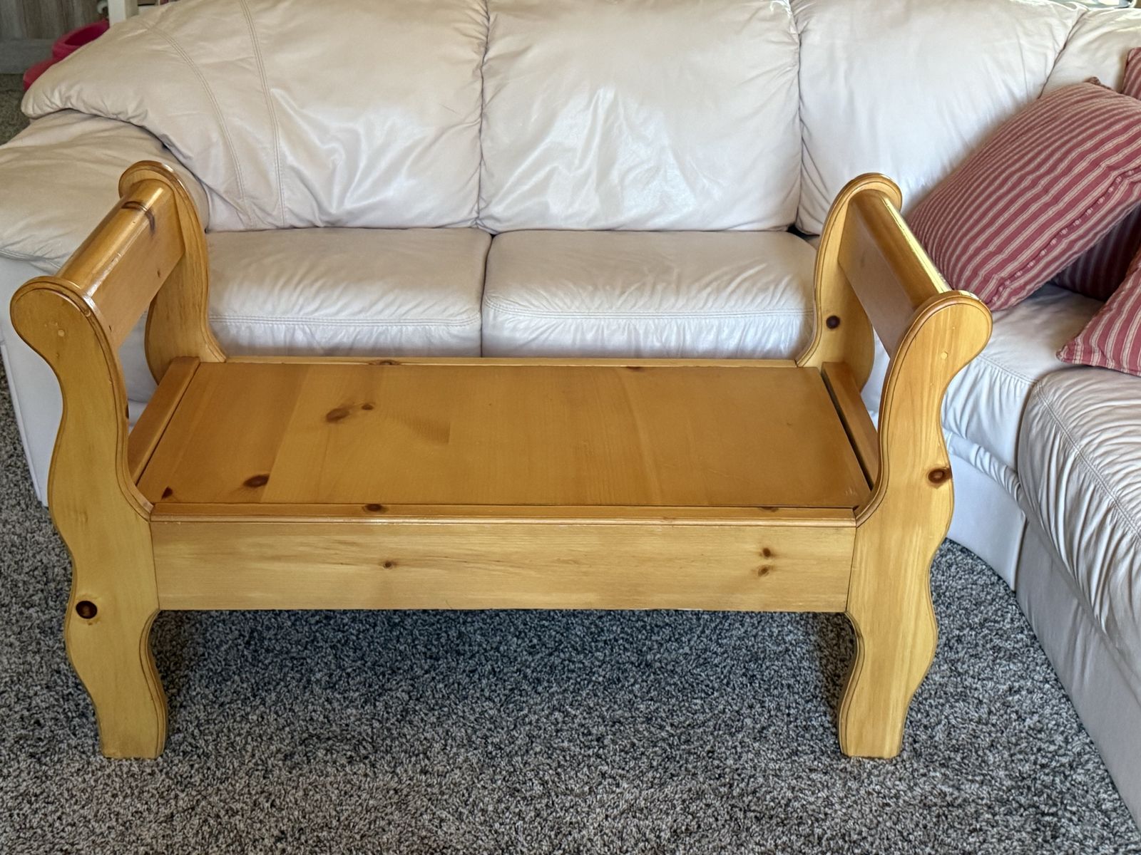 Cute solid wood bench, like new.