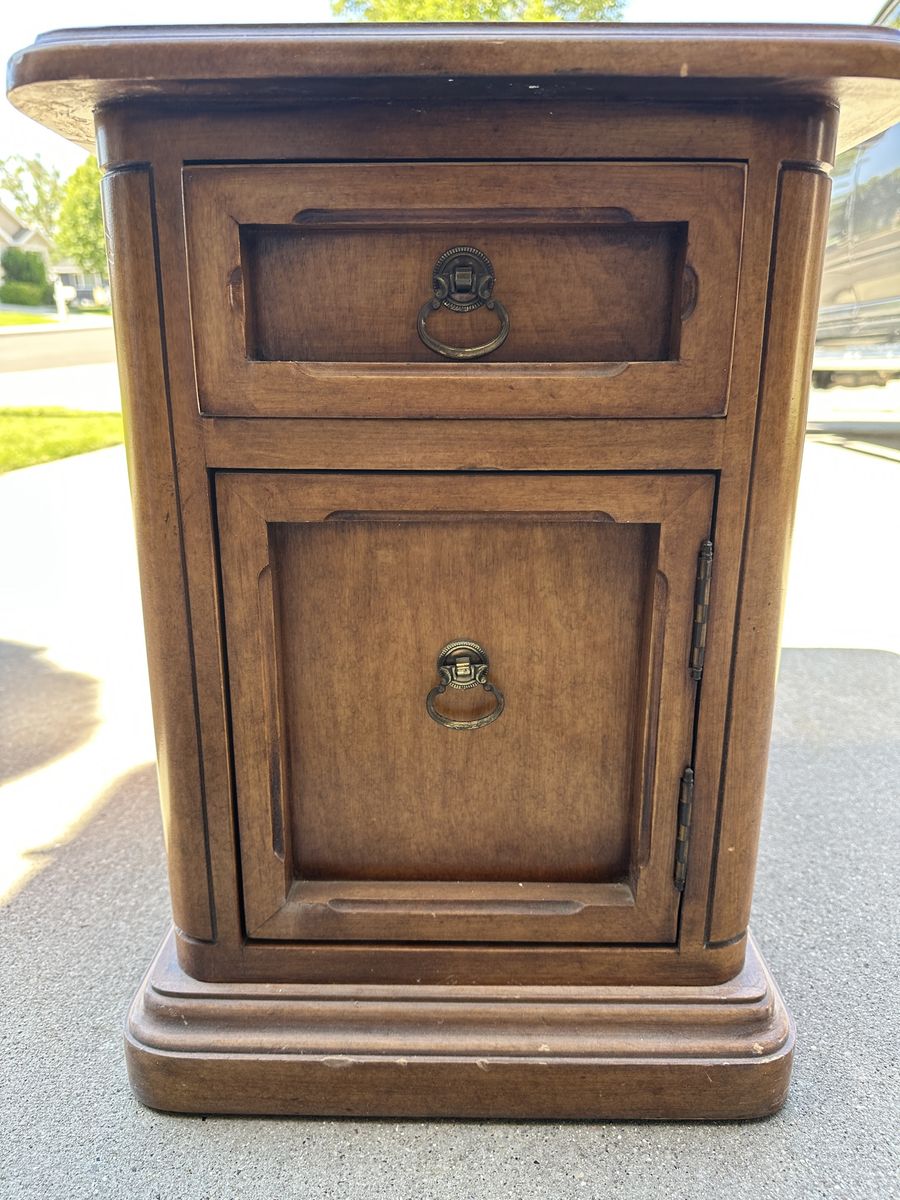 Side table/Nightstand