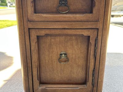 Side table/Nightstand
