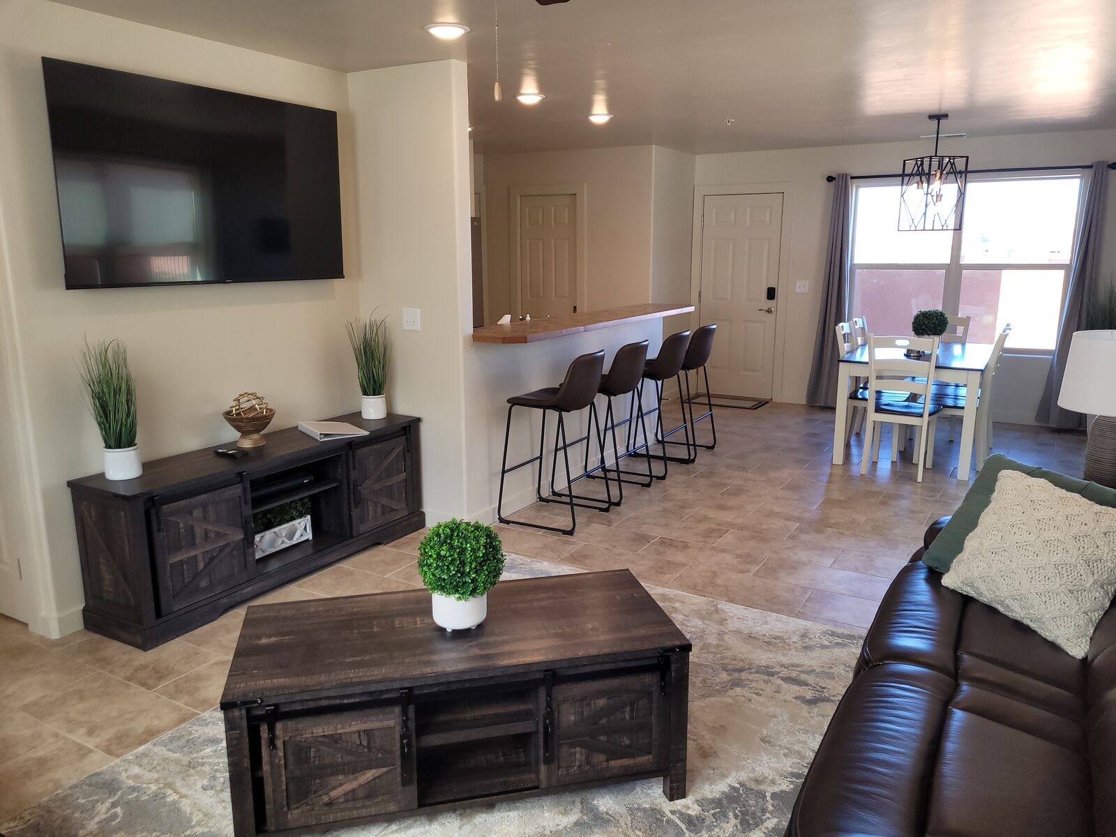 - MOAB - Save on all the Airbnb/VRBO fees. Sleeps 8. 2 Pools, Hot Tub, New Lavish Villa!