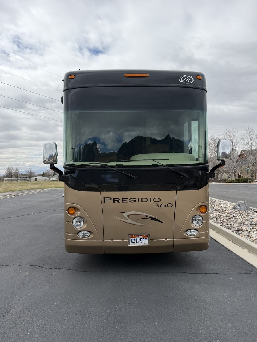 2008 Mandalay Presidio 38D Bunk House, 360-HP Cummins 8.3L ISC Engine ...