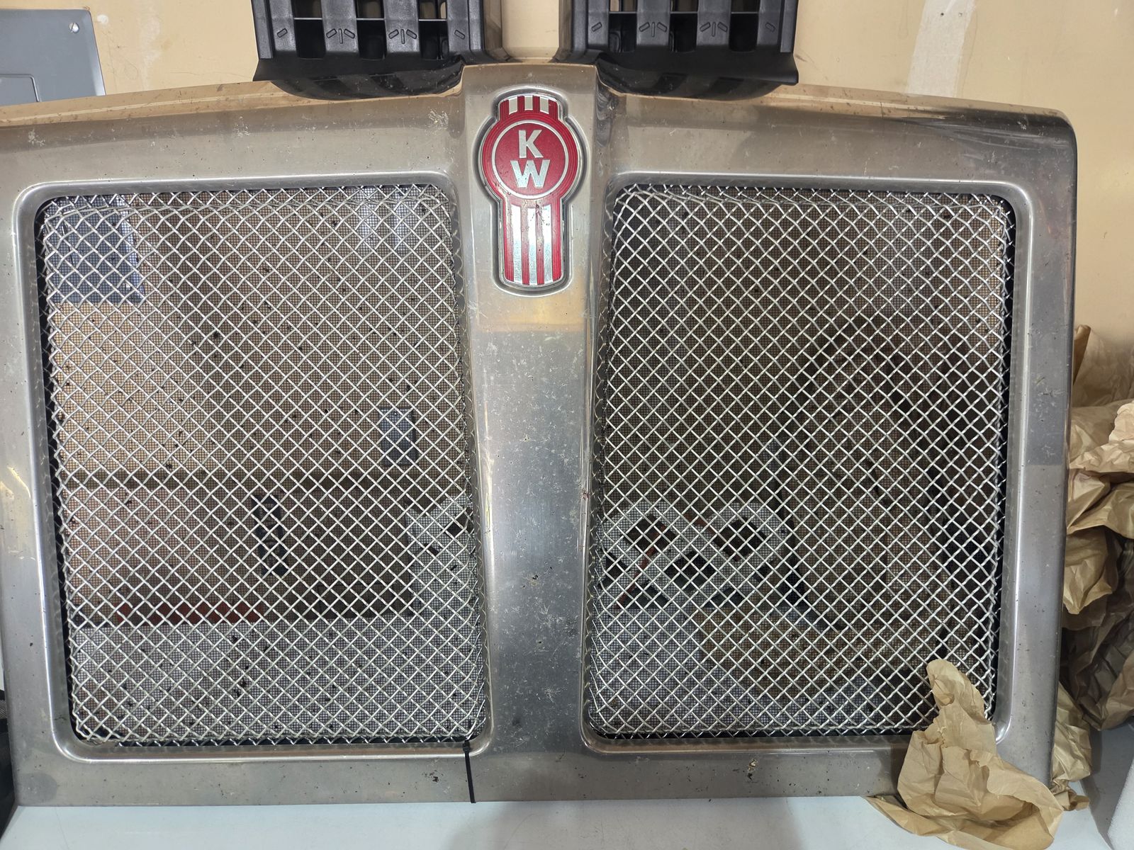 Genuine Kenworth T880- L29-6240-110 Grille Crown Assembly