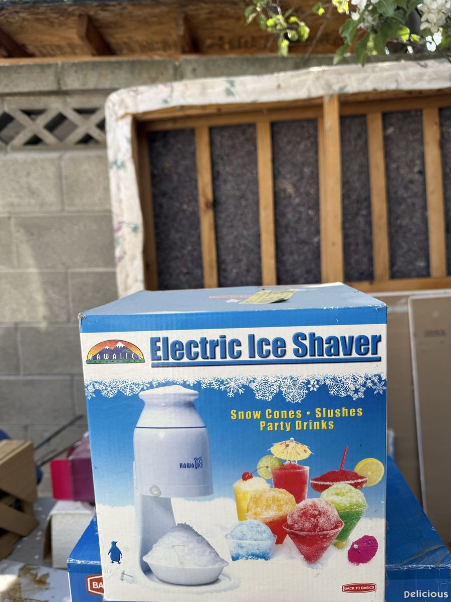 Electric ice shaver