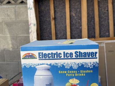 Electric ice shaver