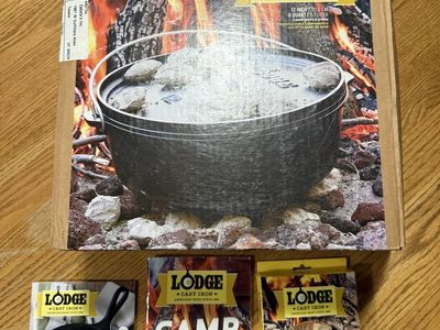 Lodge Cast Iron Camp Dutch Oven