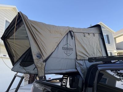 Overland vehicle bushels roof top tent and küat bed rail system.