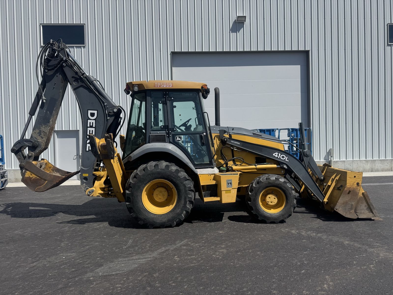John Deere 410l backhoe low hours