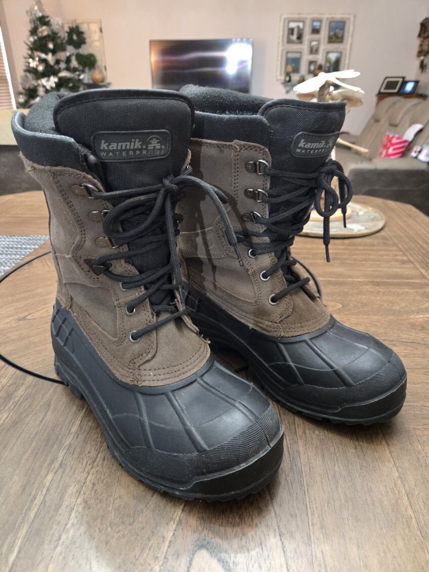 Kamik insulated winter boots size 10 men or size 11 women