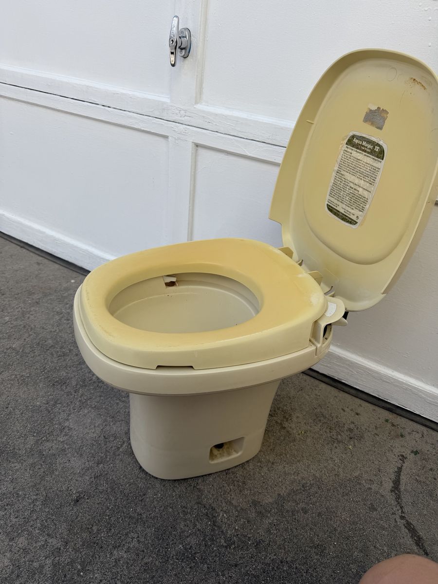 RV Toilet Aqua Magic IV