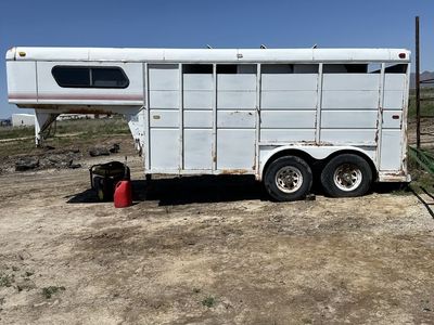 3 horses trailer