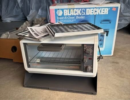 Black & Decker Space Maker Under Cabinet Toaster