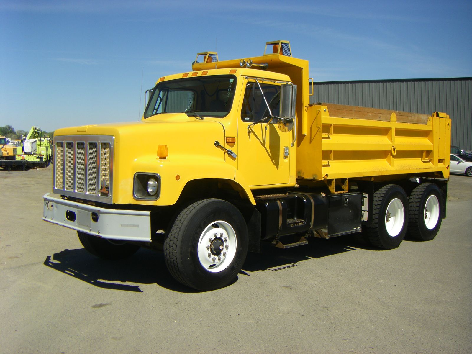2000 IHC 2674 Tandem Dump Truck