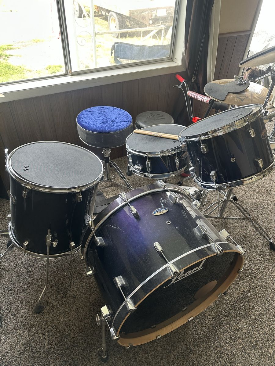 Pearl decade maple 4 piece drum kit.