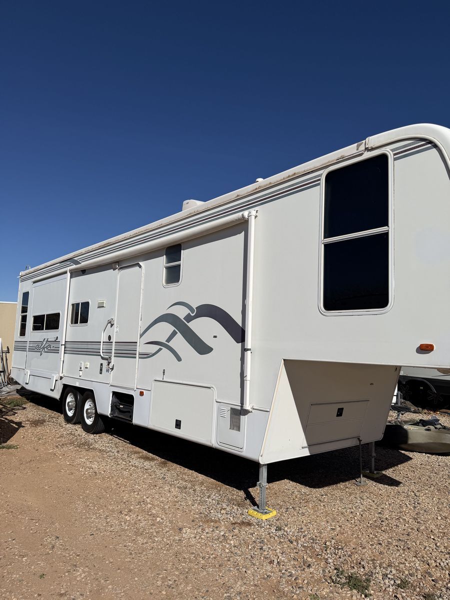 2000 Ideal 34RLTBS Fifth Wheel Trailer - Excellent Condition